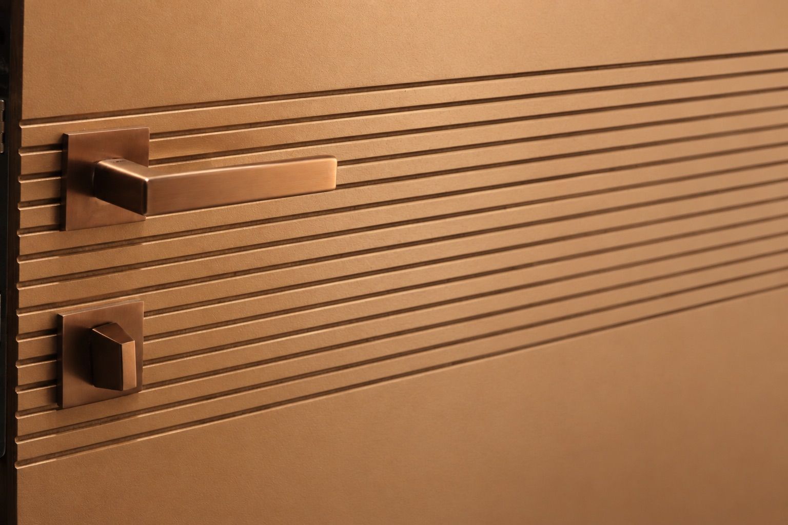 Porte cannelée couleur bronze, poignée et verrou carrés assortis, lumière rasante sur les rainures